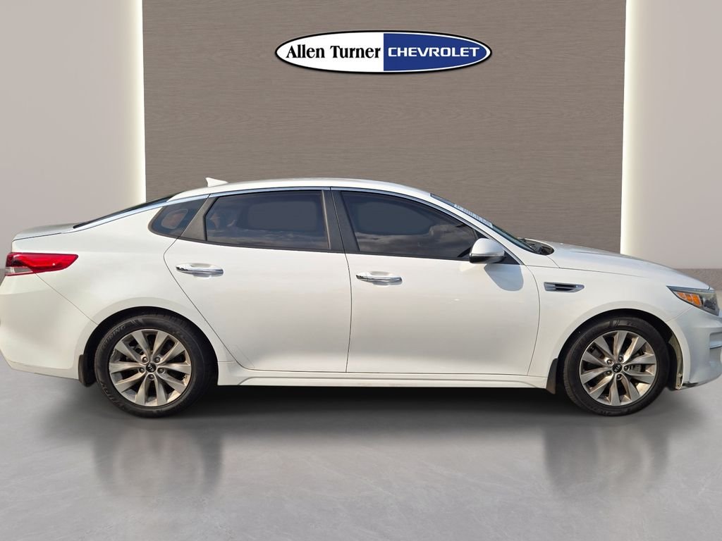 Used 2018 White Kia LX image 5