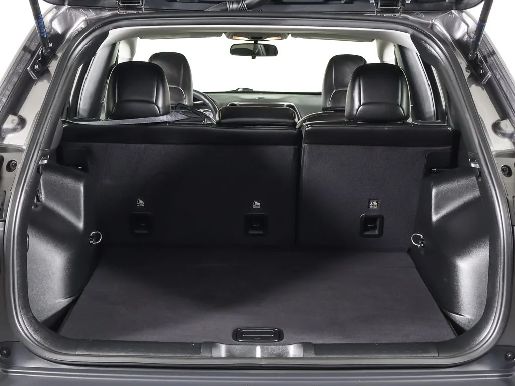 Used 2019 Gray Jeep Latitude Plus image 17