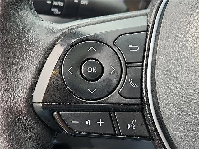 Used 2021 Red Toyota XLE Premium Front-wheel Drive image 17