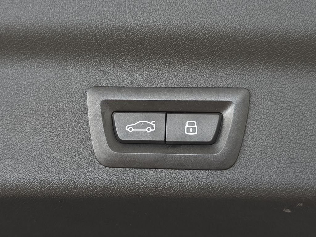 Used 2026 Space Silver Metallic BMW xDrive28i image 31