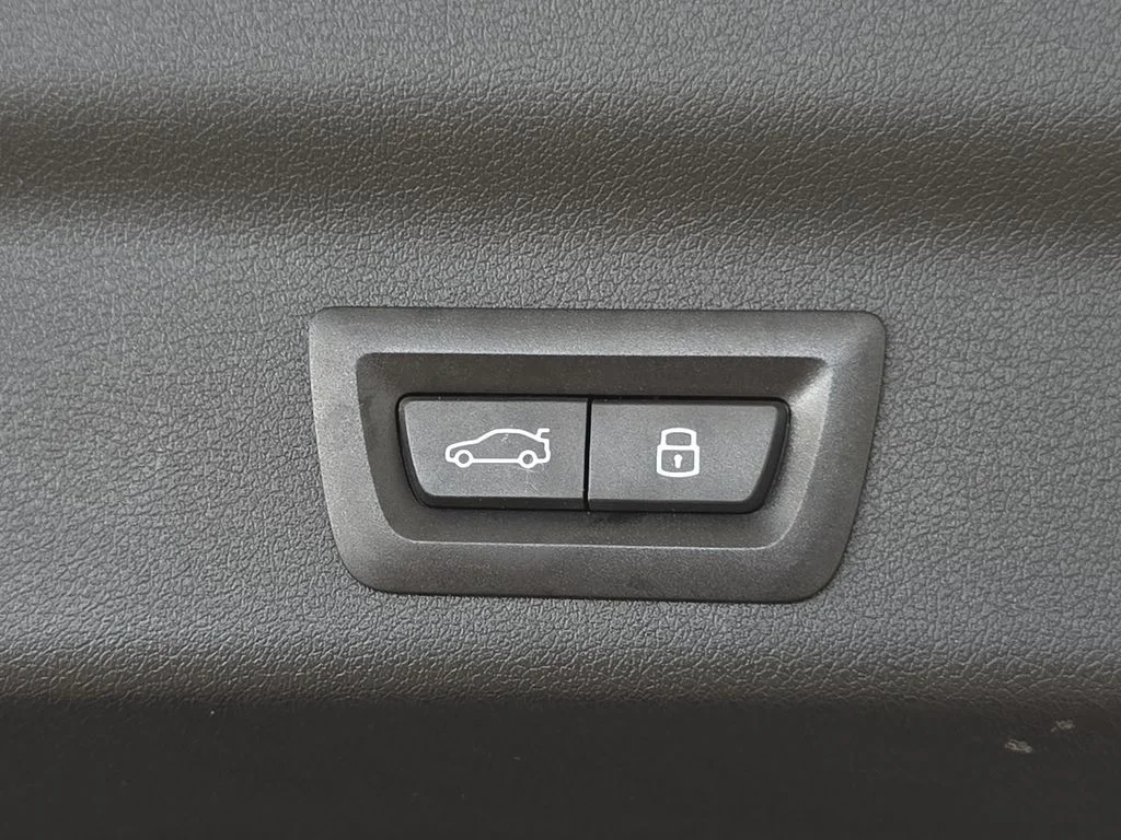 Used 2026 Space Silver Metallic BMW xDrive28i image 31