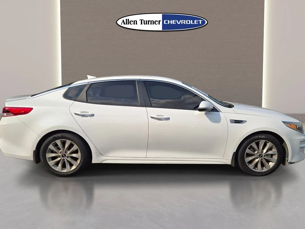 Used 2018 White Kia LX image 5