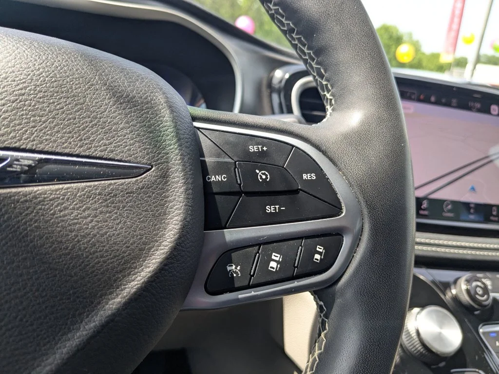 Used 2022 Brilliant Black Crystal Pearlcoat Chrysler Touring L image 23