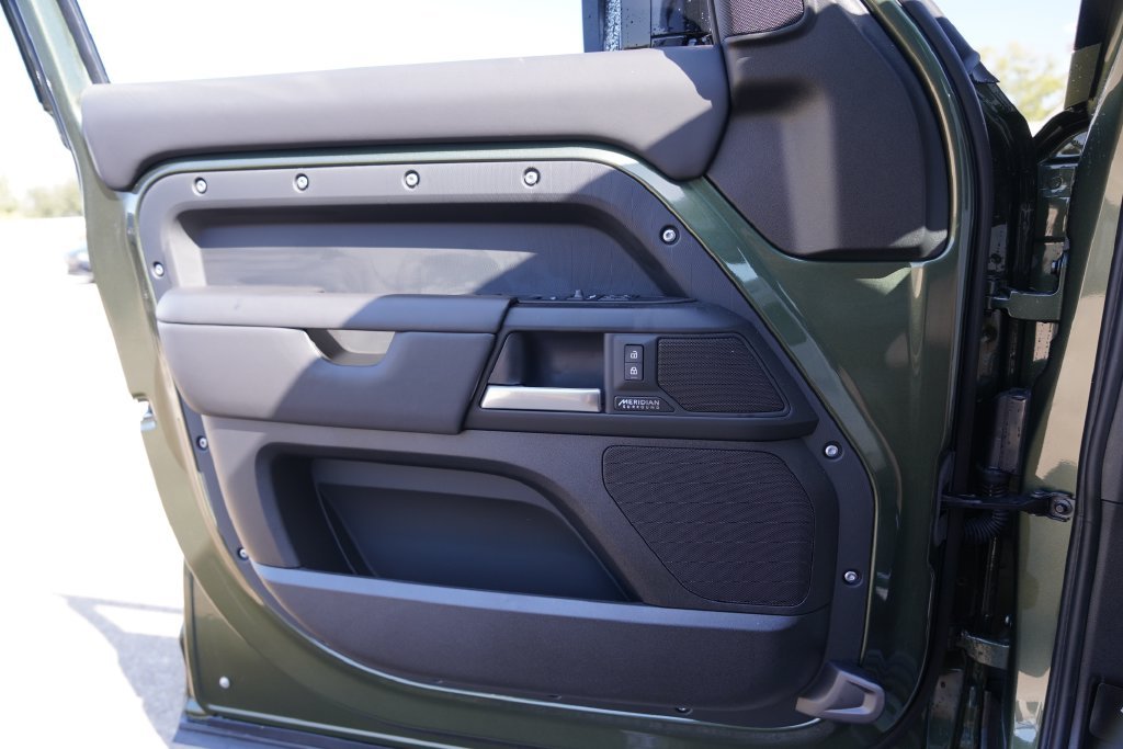 New 2026 Woolstone Green Land Rover X-Dynamic SE image 18