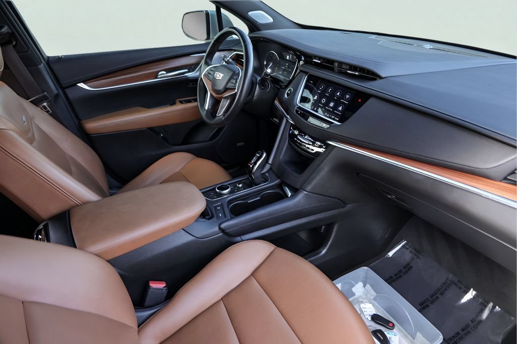 Used 2024 Argent Silver Metallic Cadillac Premium Luxury image 28