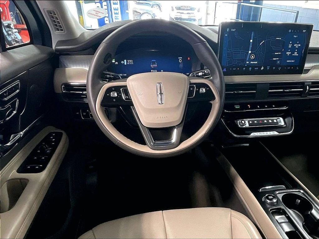 Used 2024 White Lincoln Premiere image 18