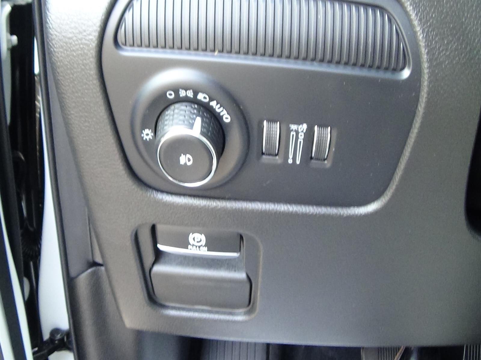 Used 2025 Bright White Clear Coat (pw7) Jeep Base image 21
