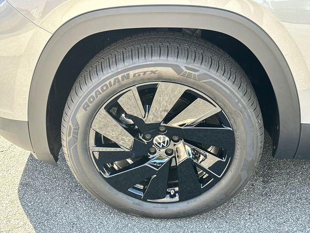 New 2026 Silver Volkswagen 2.0T SE w/Technology image 11