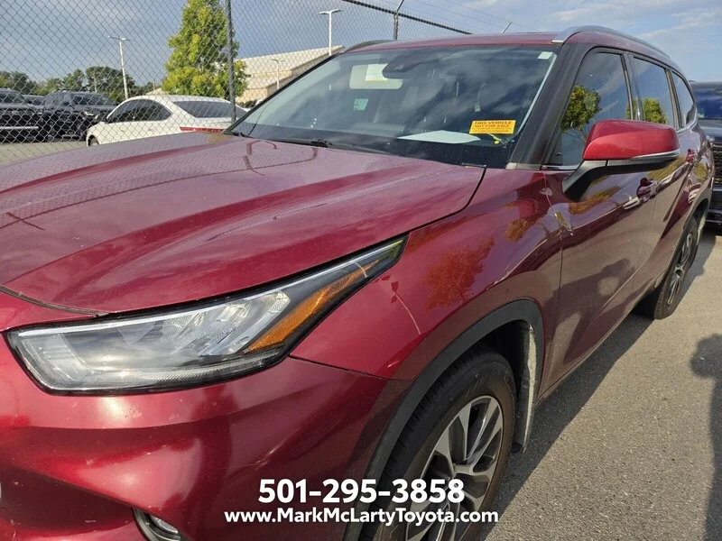 Used 2020 Pearl TOYOTA XLE image 9