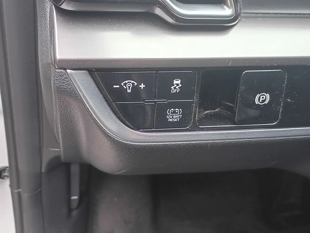 Used 2024 Snow White Pearl Kia EX image 15