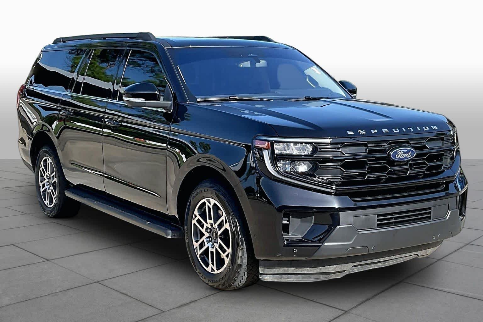 Used 2025 Agate Black Metallic Ford Active image 3
