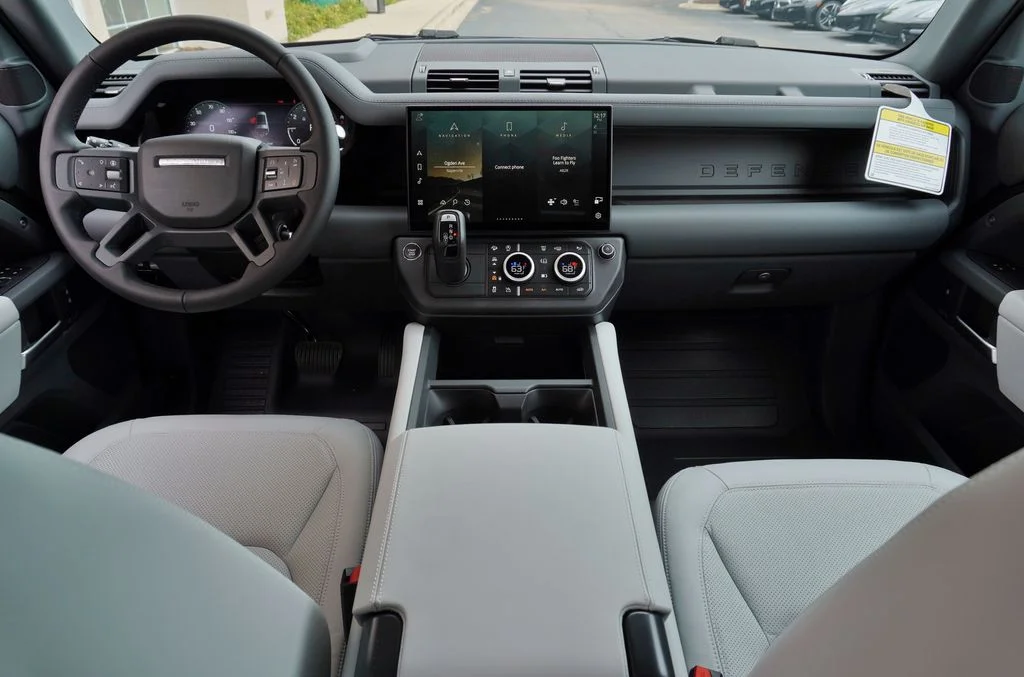 New 2026 Woolstone Green Land Rover X-Dynamic SE image 9