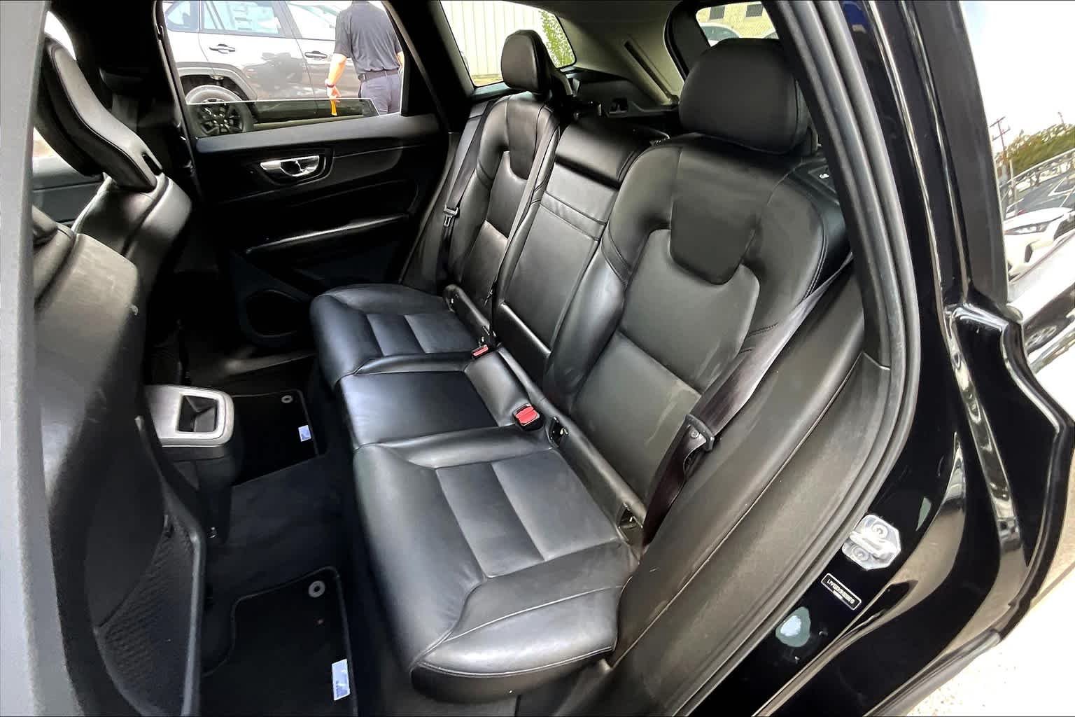 Used 2019 Onyx Black Metallic Volvo Momentum image 20