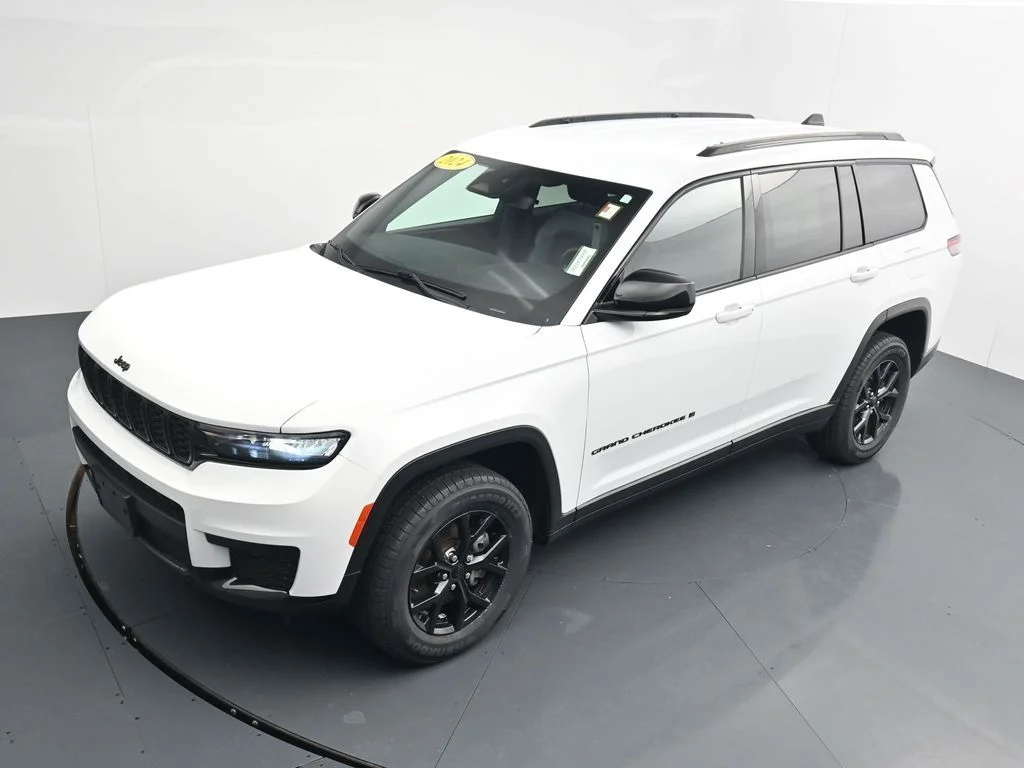 Used 2024 White Jeep Altitude image 22