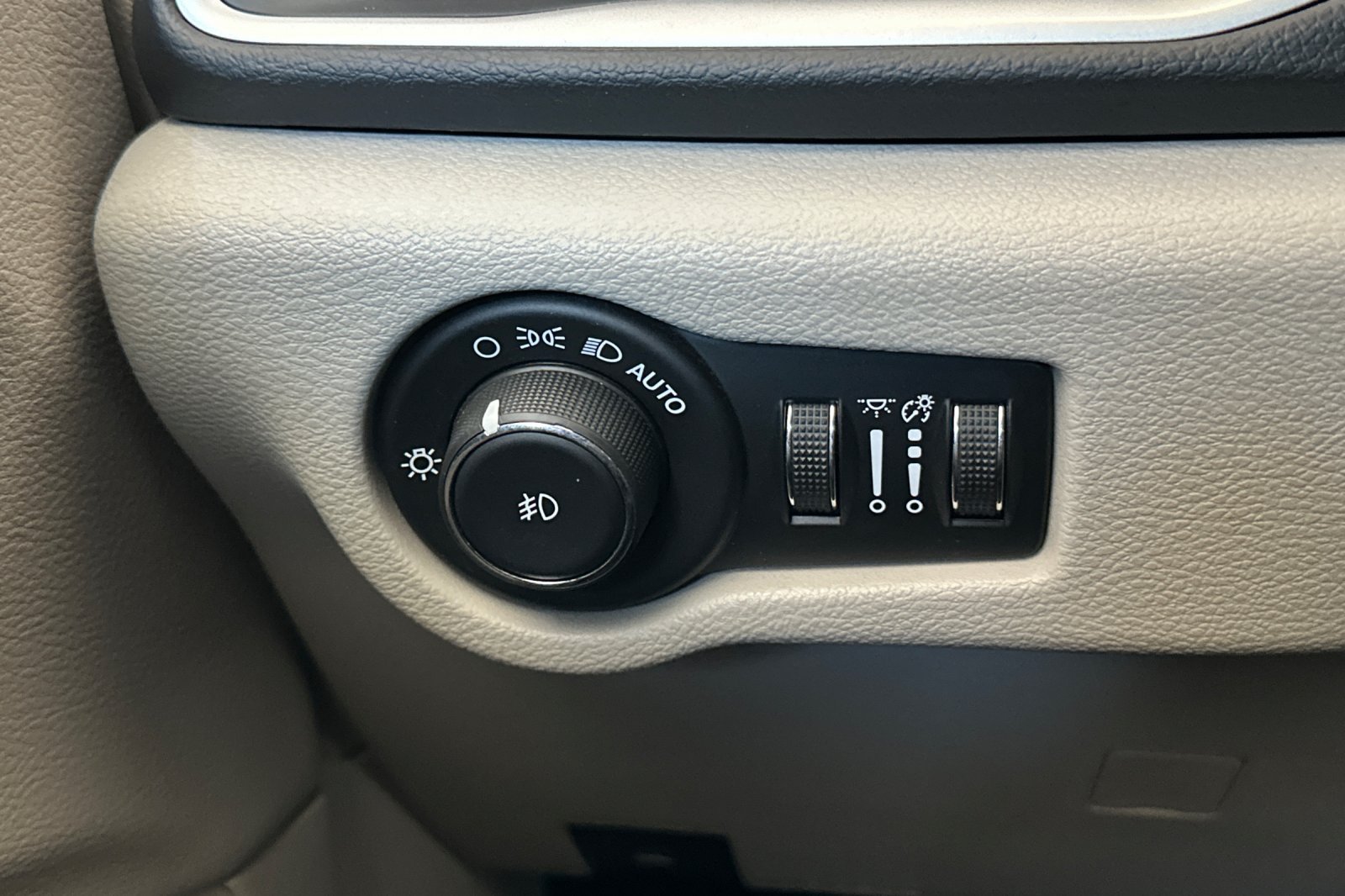 Used 2019 Black Chrysler Touring L image 30