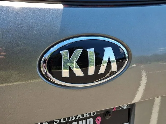 Used 2016 Silver Kia LX image 31