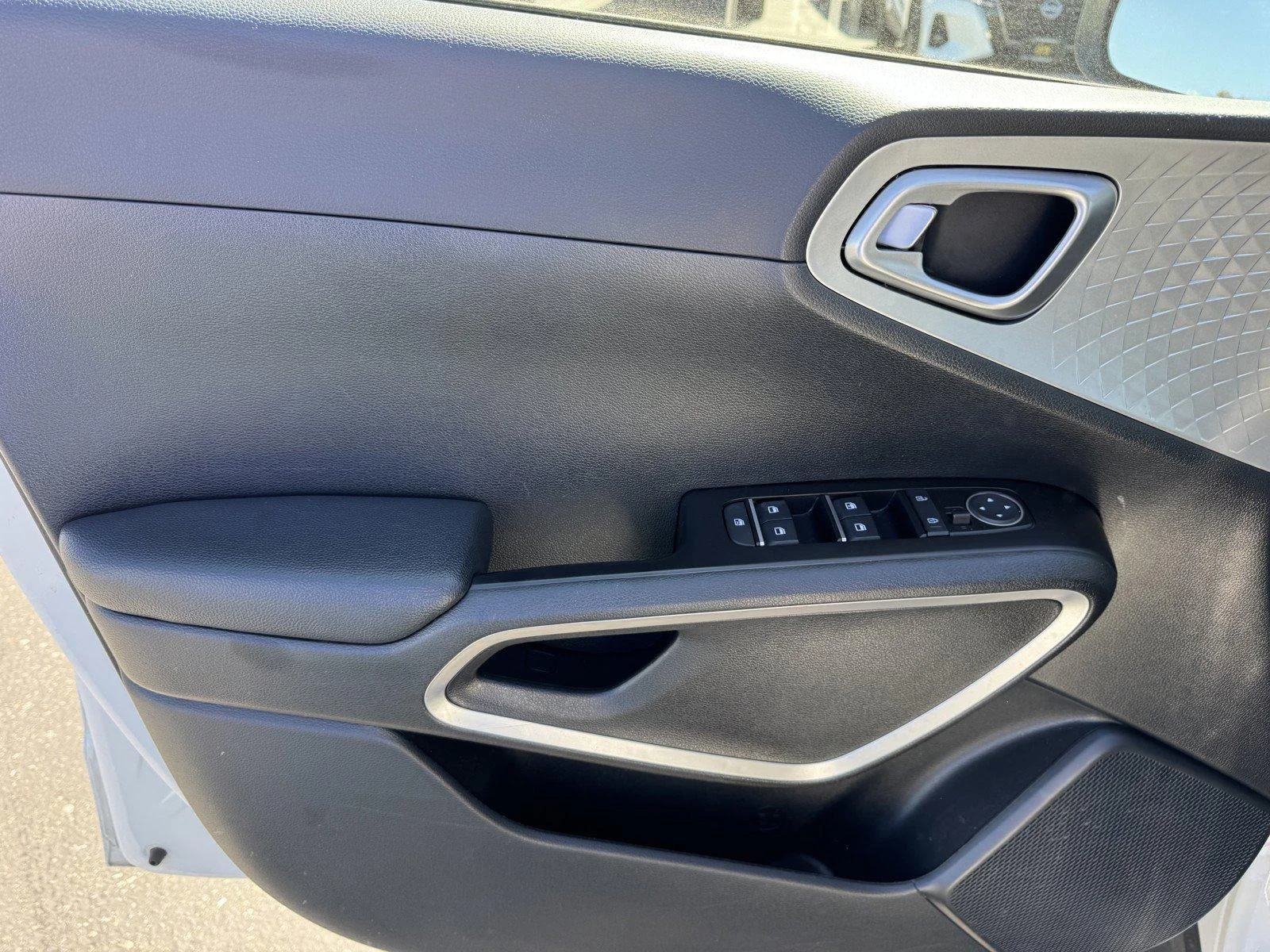 Used 2024 Snow White Pearl Kia LX image 19