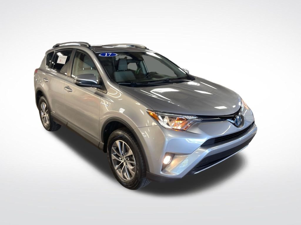 Used 2017 Silver Toyota XLE image 7