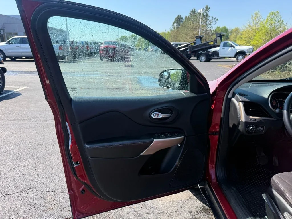 Used 2017 Red Jeep Latitude image 11