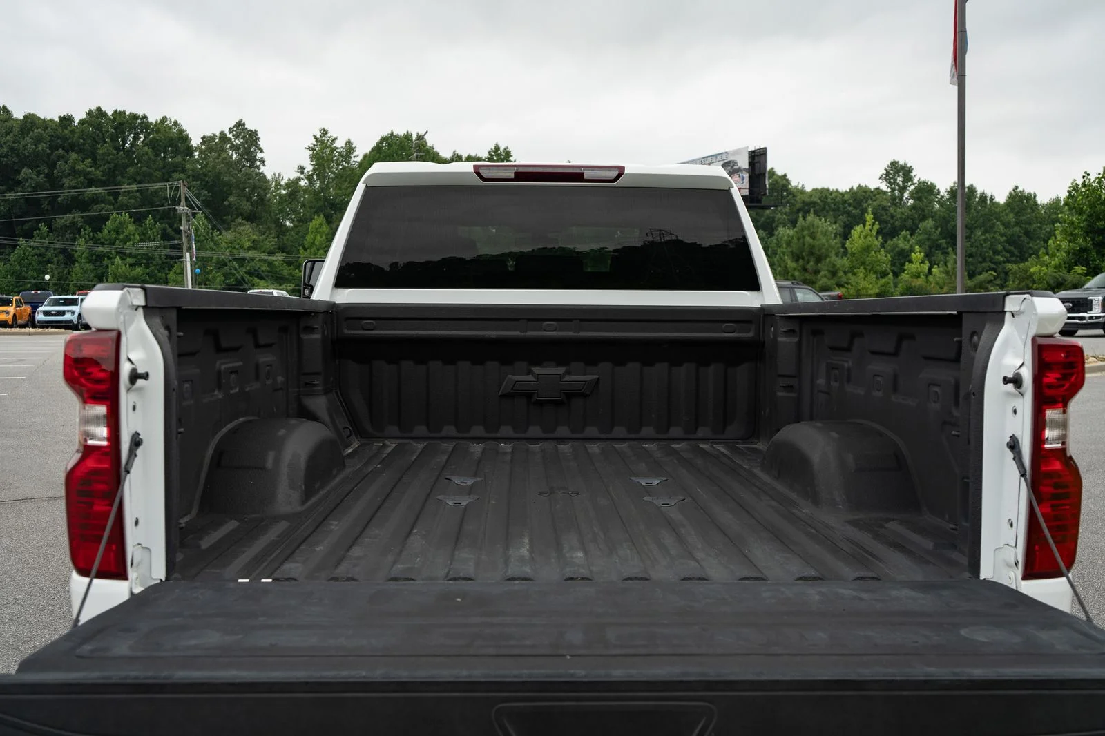 Used 2022 White Chevrolet Custom image 9