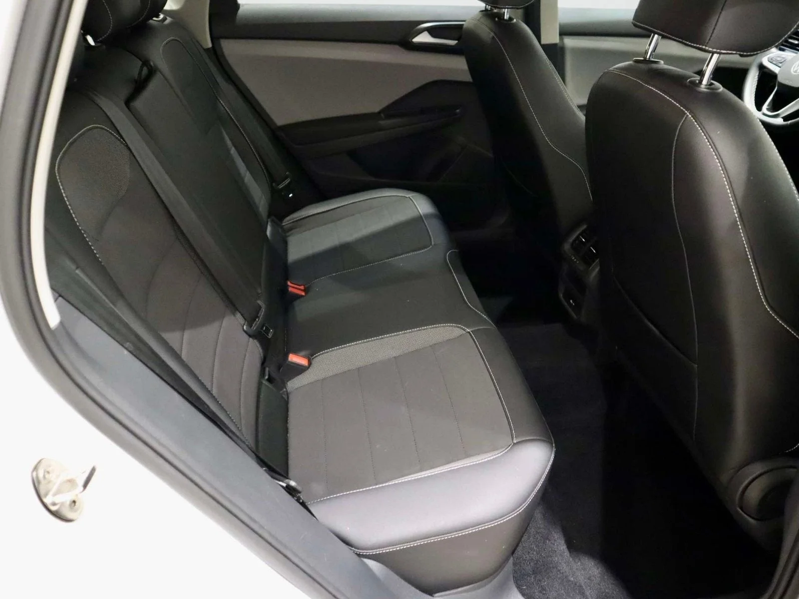 Used 2022 Pure White Volkswagen SE image 13
