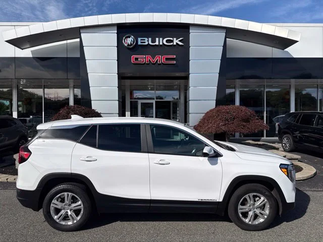 Used 2024 White GMC SLE image 29