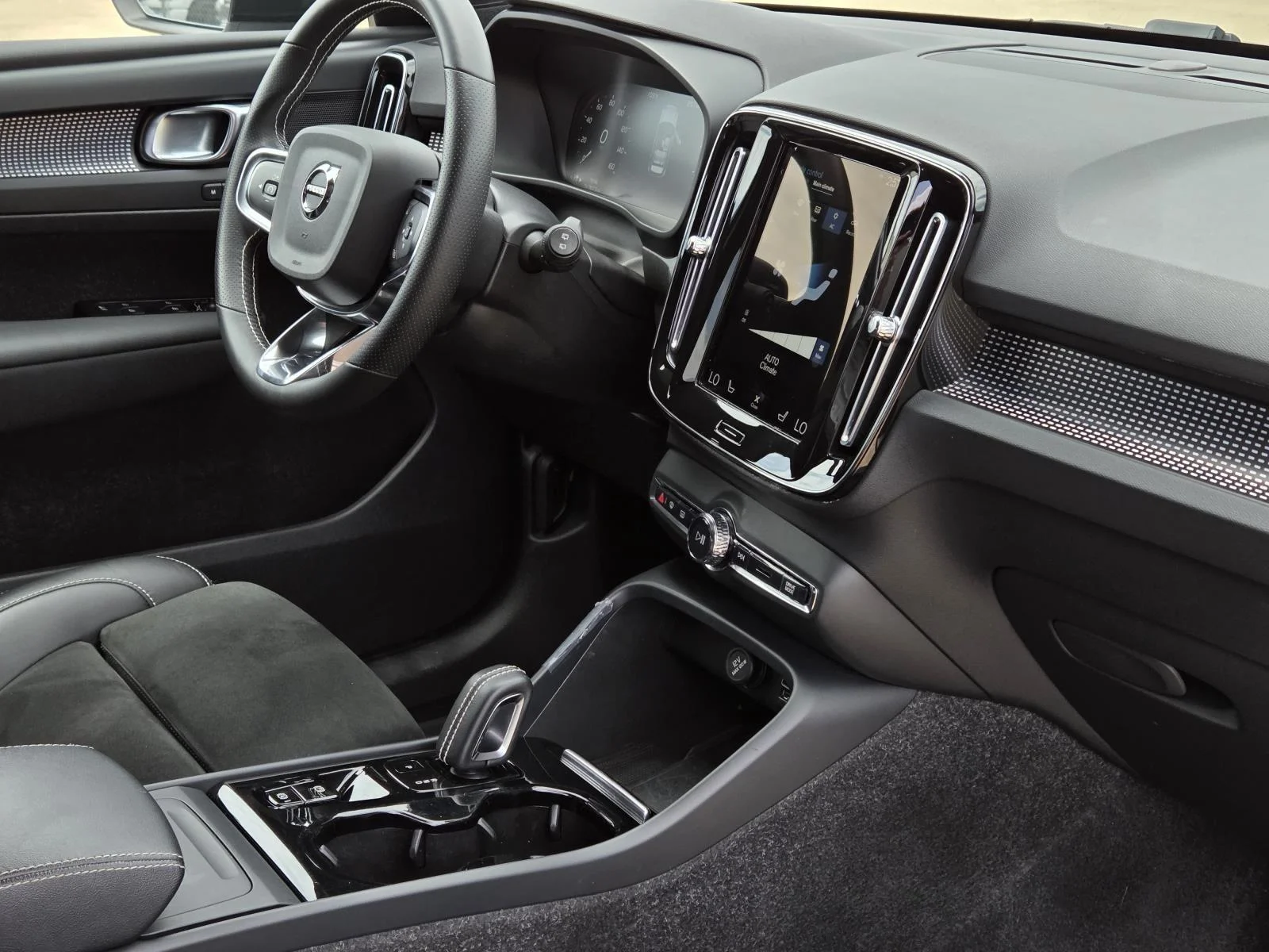 Used 2021 Glacier Silver Metallic Volvo R-Design image 40