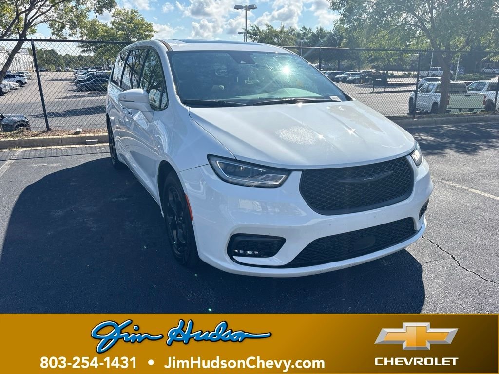 Used 2022 White Chrysler Limited image 1