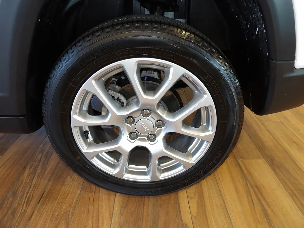 Used 2024 Bright White Clear Coat Jeep Latitude Lux image 9