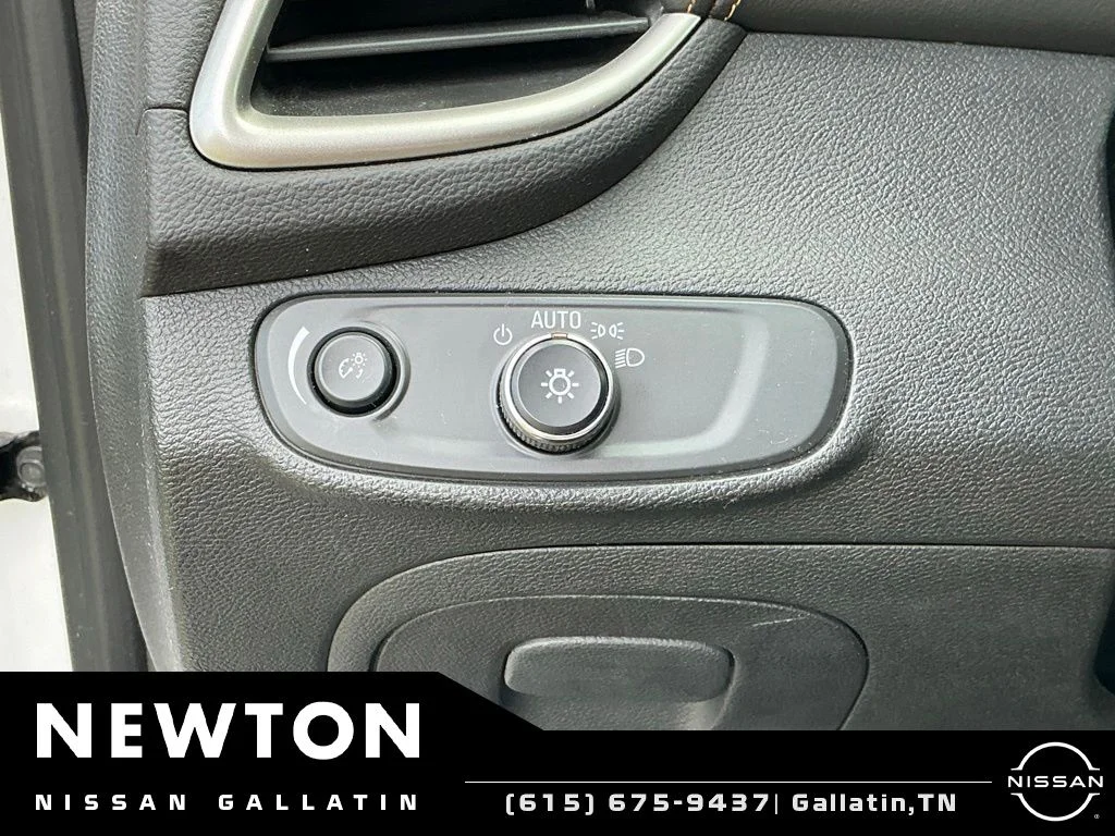 Used 2018 Summit White Chevrolet LT image 10