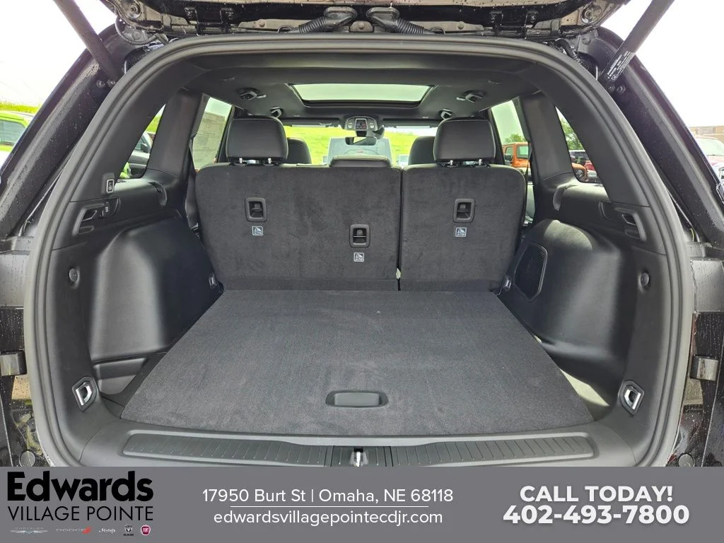 New 2026 Diamond Black Crystal Pearlcoat Jeep Limited image 30