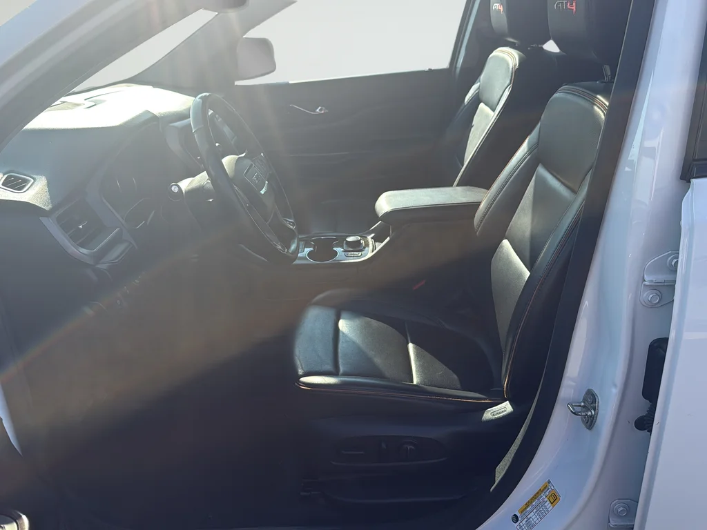 Used 2023 White GMC AT4 image 10