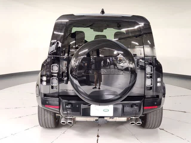Used 2025 Santorini Black Metallic Land Rover V8 image 9