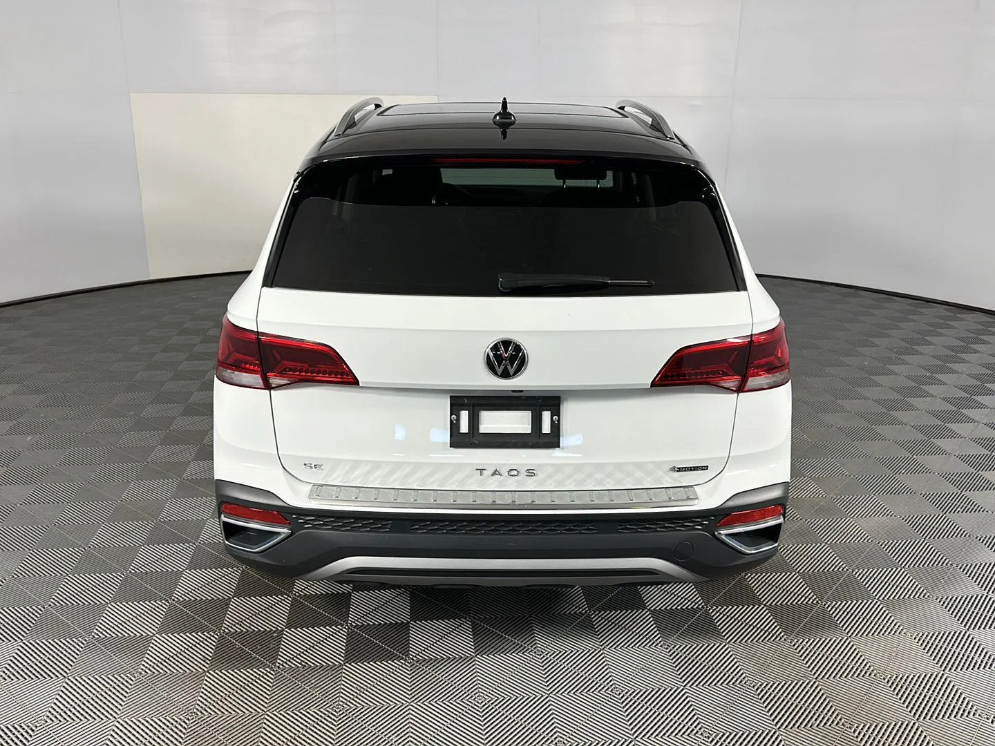 Used 2023 Pure White w/Deep Black Roof Volkswagen SE image 11