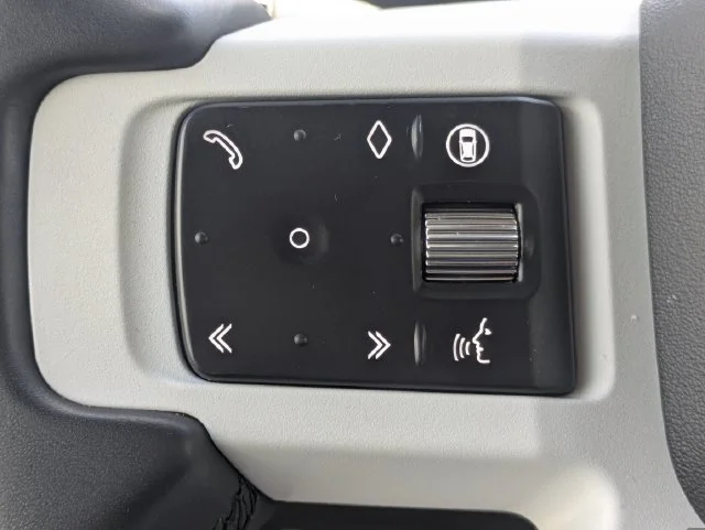 Used 2025 Fuji White Land Rover X-Dynamic SE image 23