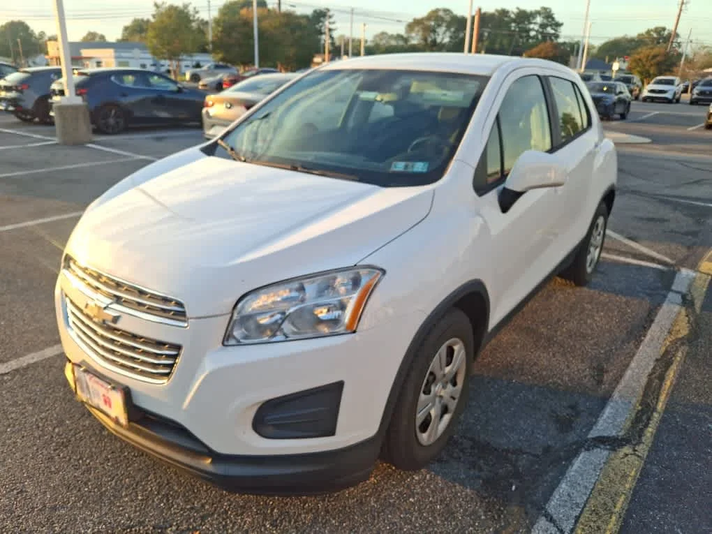 Used 2016 Summit White Chevrolet LS image 1