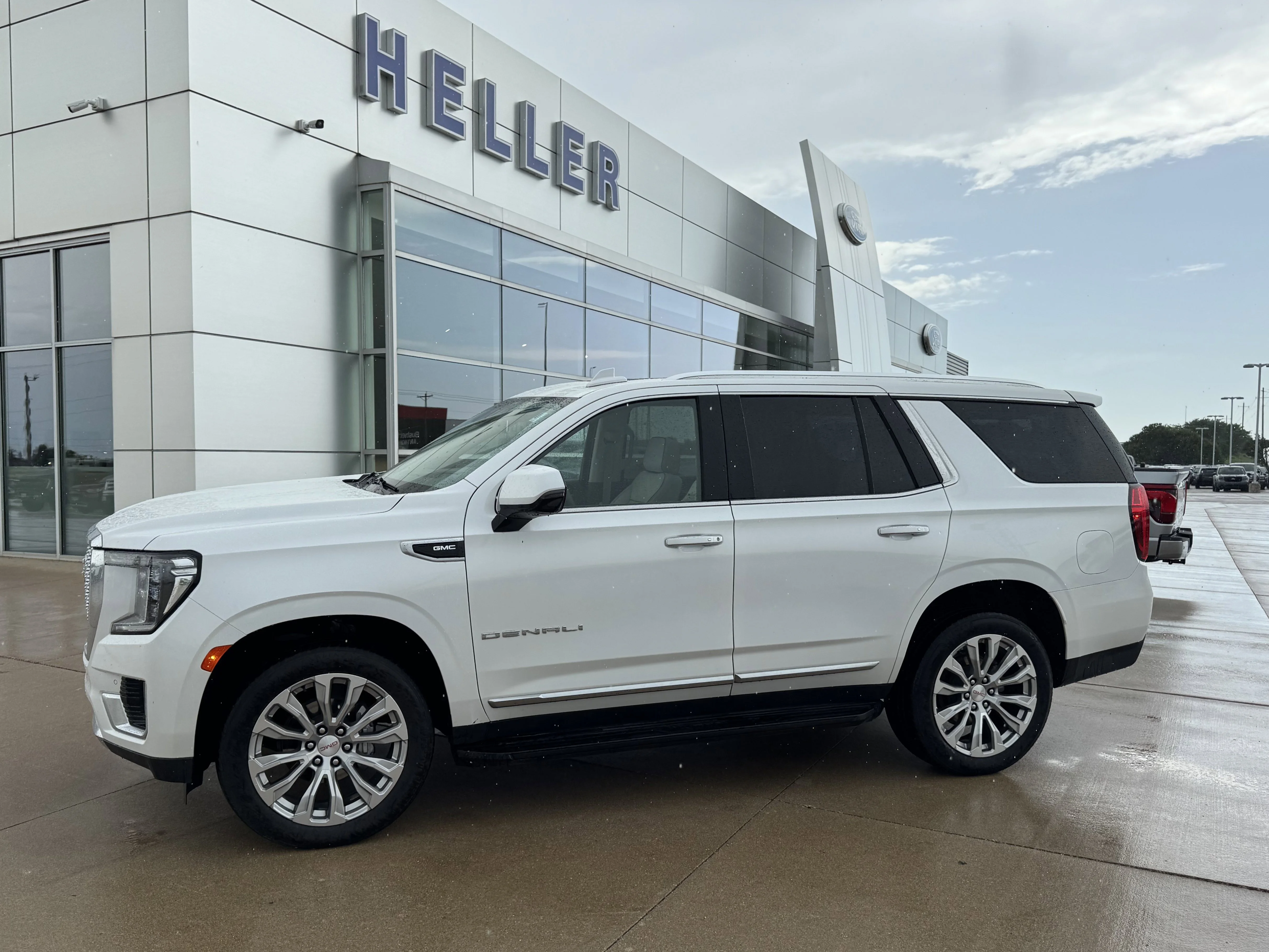 Used 2024 White Frost Tricoat GMC Denali image 3