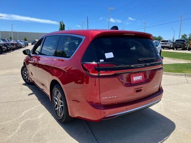 New 2027 Red Hot Pearl-Coat Exterior Paint Chrysler Limited image 7