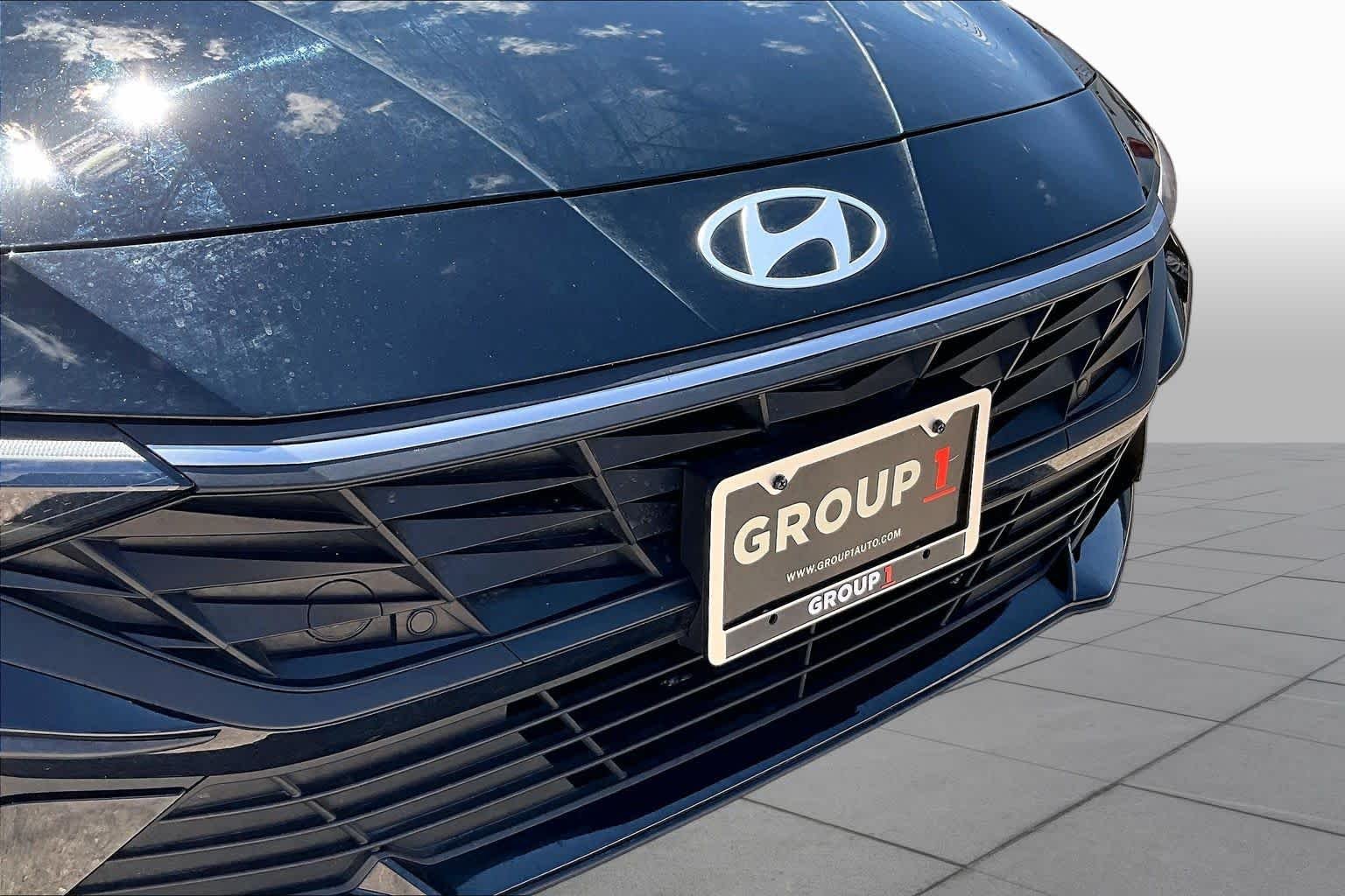 Used 2025 Abyss Black Hyundai SEL Sport image 28