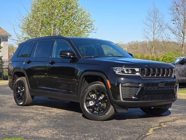 New 2026 Diamond Black Crystal Pearl-Coat Exterior Paint Jeep Altitude image 2