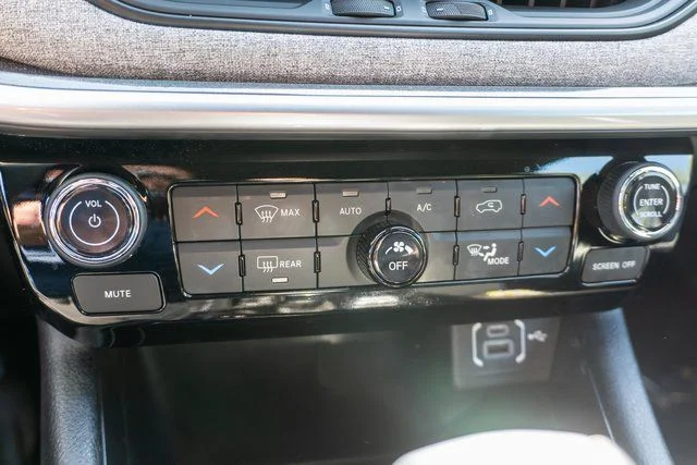 Used 2023 Black Jeep Latitude image 29