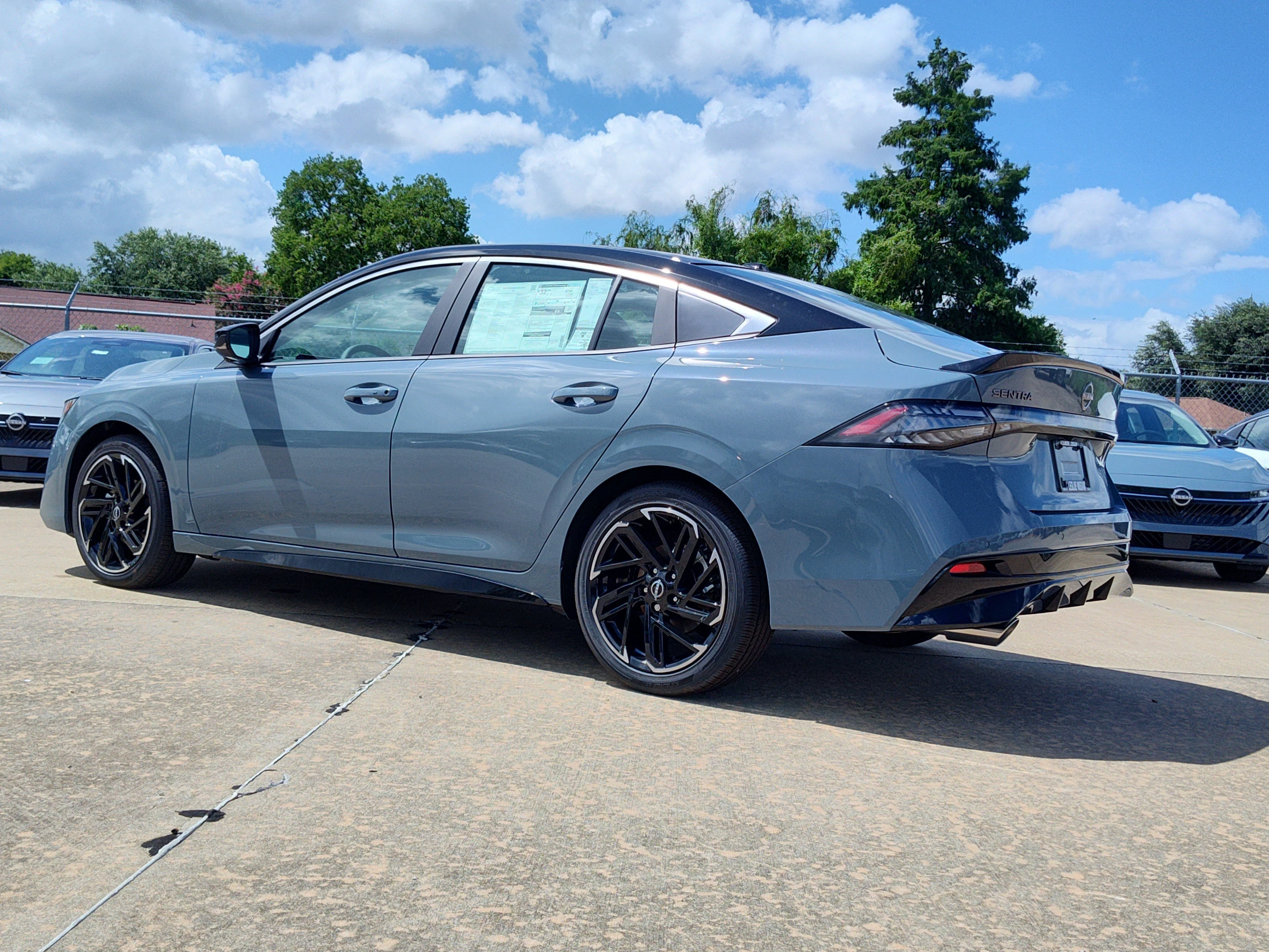 New 2026 Atlantic Gray Metallic / Super Black Two-tone Nissan SR image 3