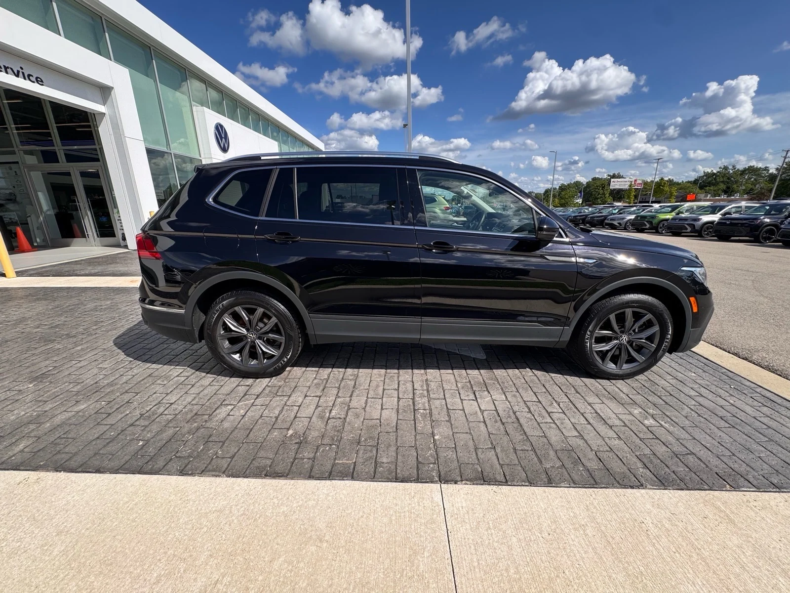 Used 2023 Black Volkswagen 2.0T SE 4MOTION image 8