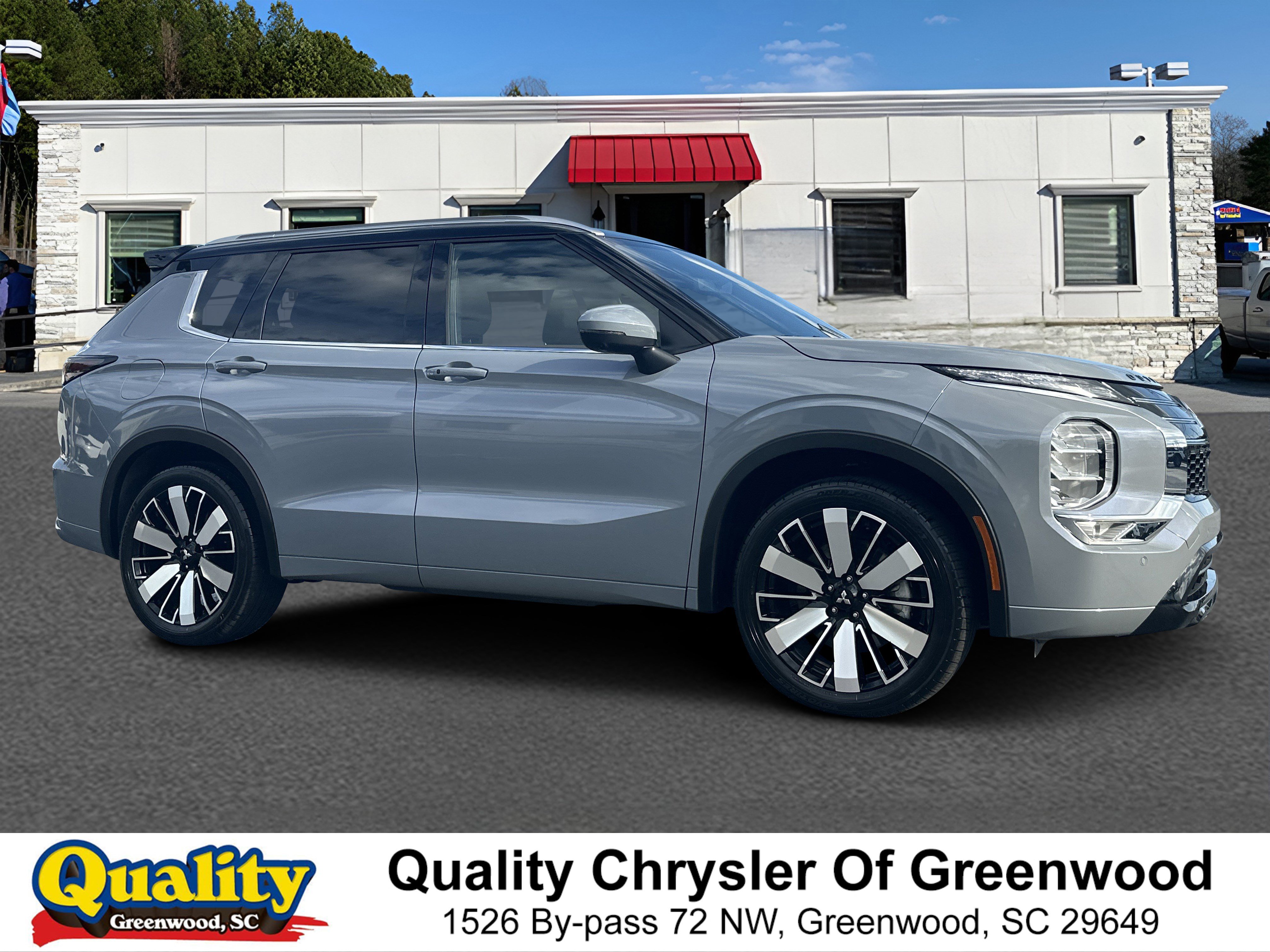 Used 2025  Mitsubishi SEL image 1