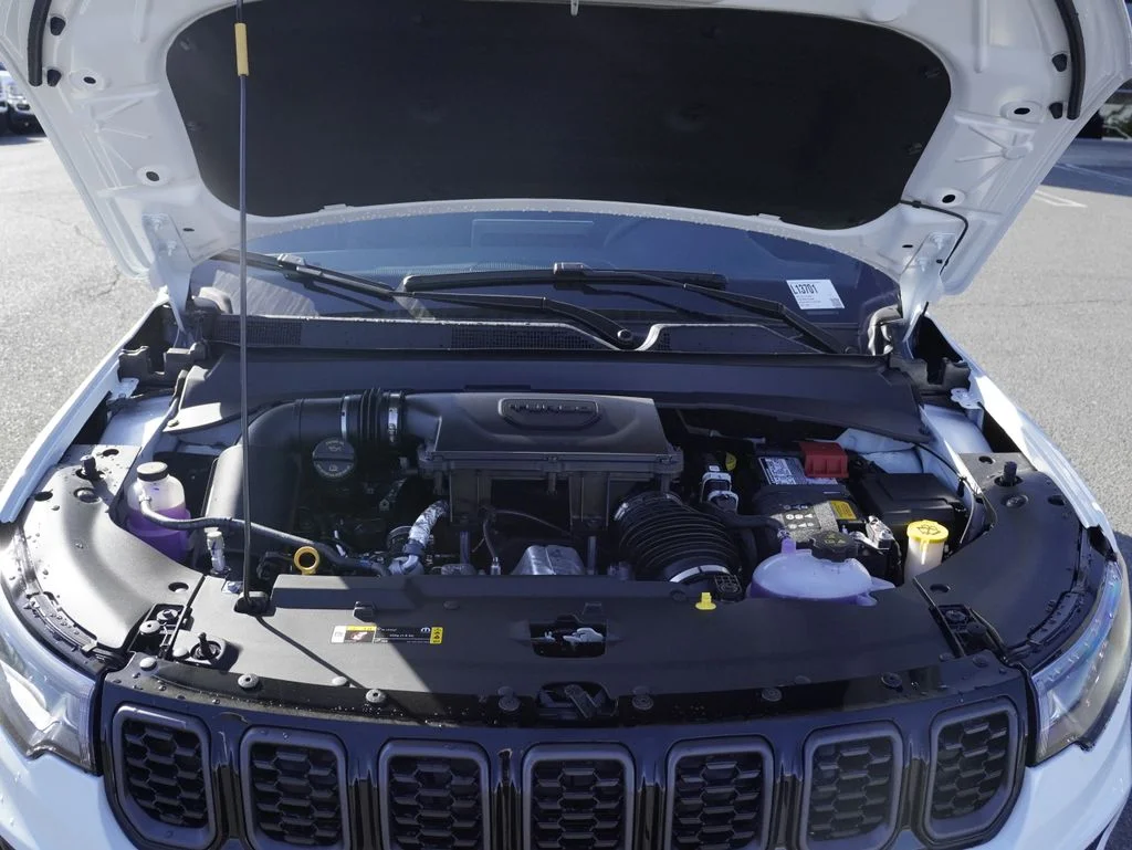 New 2026 Bright White Clearcoat Jeep Latitude image 31