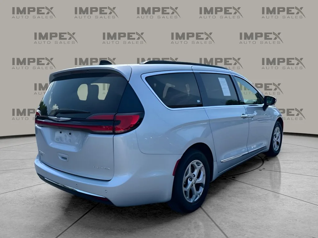 Used 2023 Silver Chrysler Limited image 3