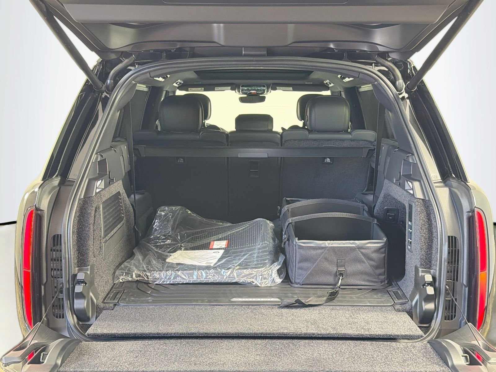 New 2026 Santorini Black LAND ROVER SE 7 Seats image 29