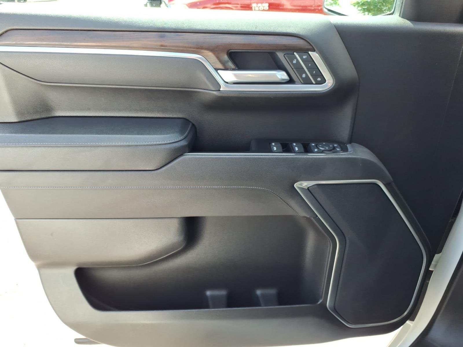 Used 2025 Summit White GMC SLT image 27