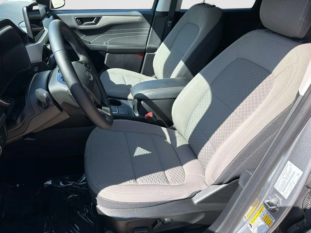 Used 2022 Iconic Silver Metallic Ford SE image 21