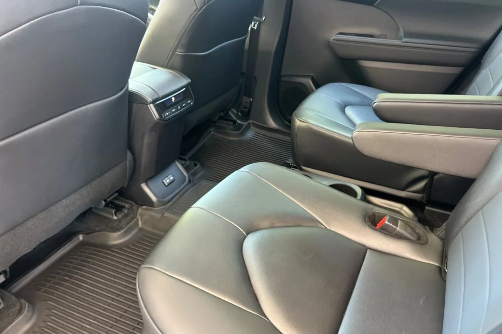 Used 2025  Toyota XLE image 16